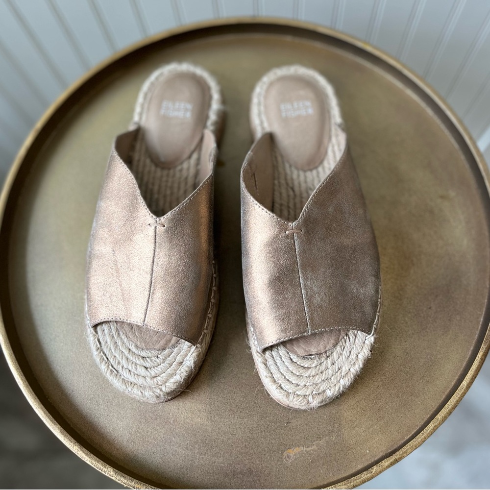 EILEEN FISHER MILLY VENUS GOLD METALLIC  ESPADRILLE SLIDE SANDALS. SIZE: 8. EUC